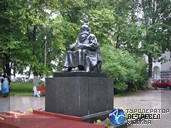 Сортавала. Памятник рунопевцу (Петри (Петру Ивановичу) Шемейкке) на площади Вяйнямейнена. Дяденька восседает на медвежьей шкуре и играет на национальном инструменте кантеле. Он считался лучшим исполнителем Калевалы и приглашался в Хельсинки. Путешествие по Карелии.