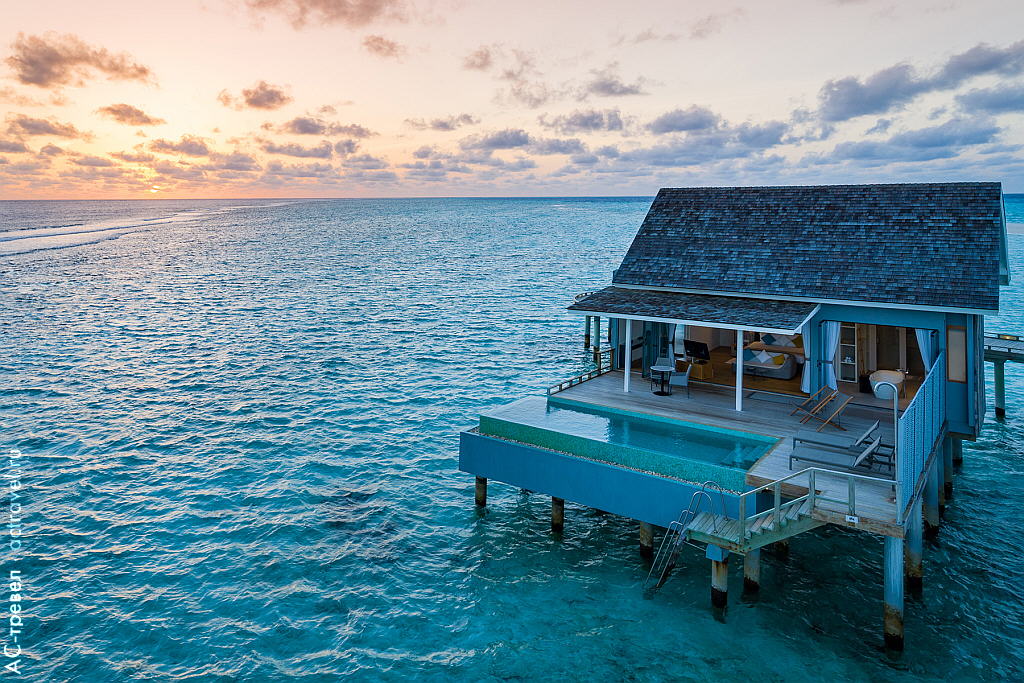 Внешний вид виллы Thundi на воде с бассейном