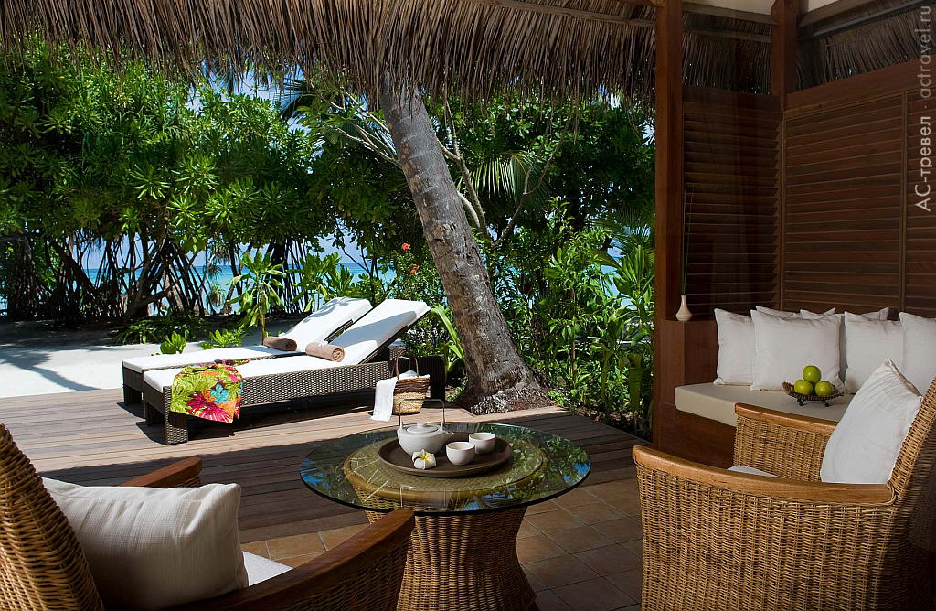 Передняя терраса виллы Deluxe