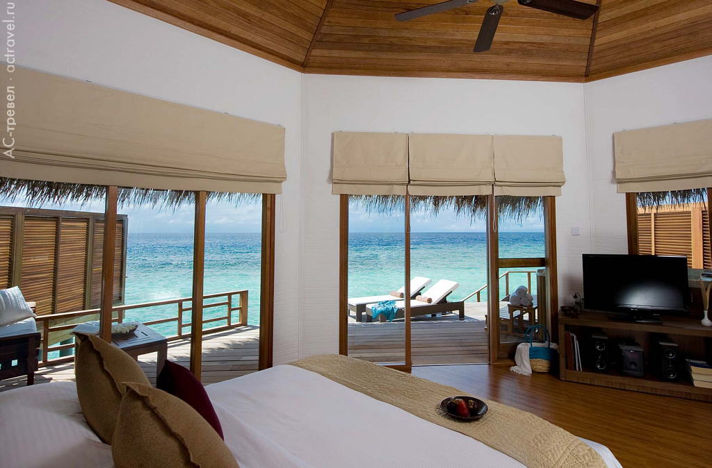 Вид из спальни в водной виллы