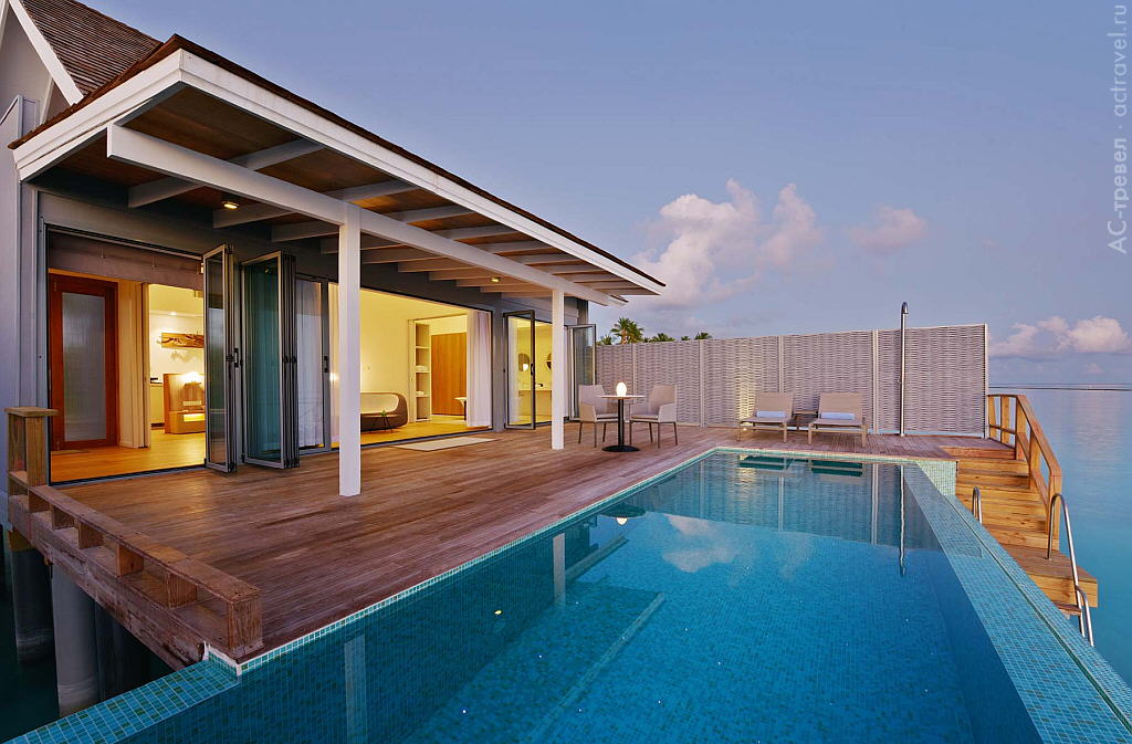 Внешний вид виллы на воде с бассейном