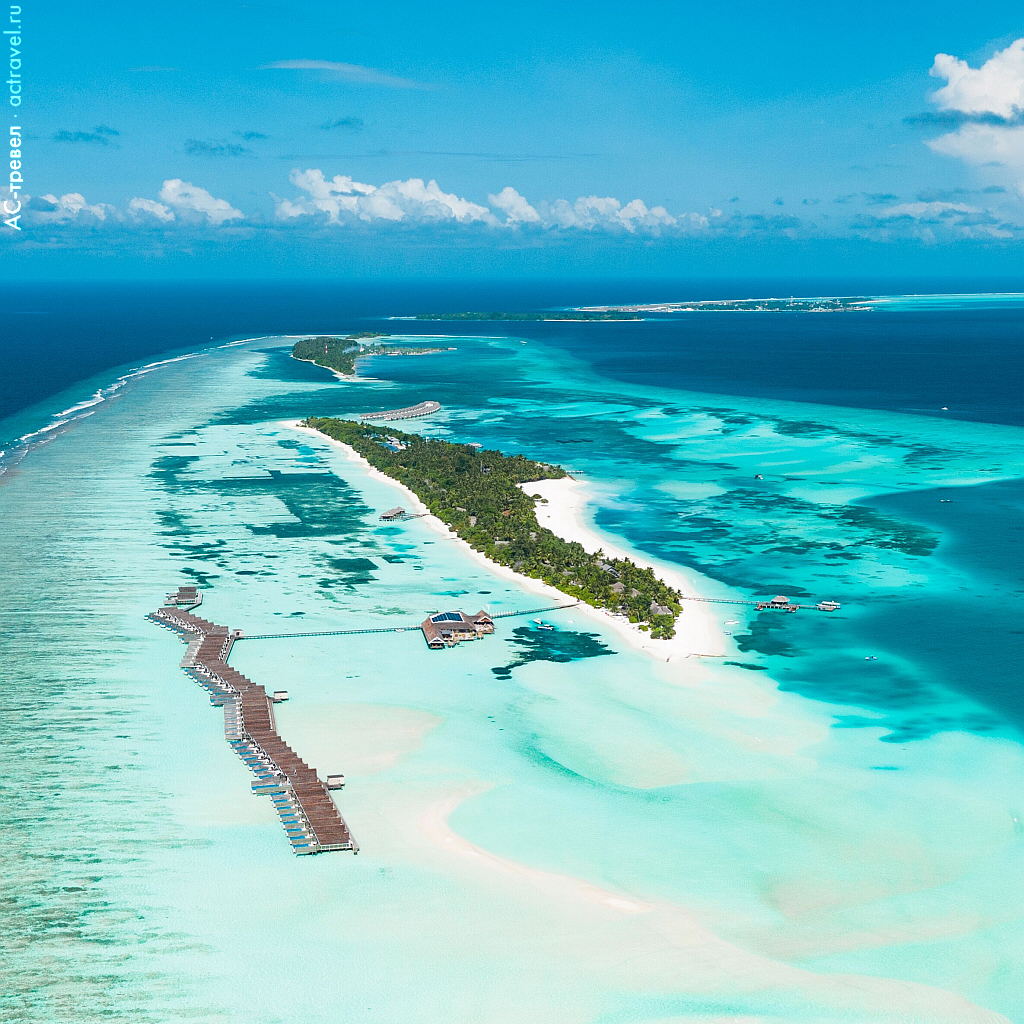 Вид на отель LUX* South Ari Atoll Resort и остров Дидуфинолу с высоты птичьего полета