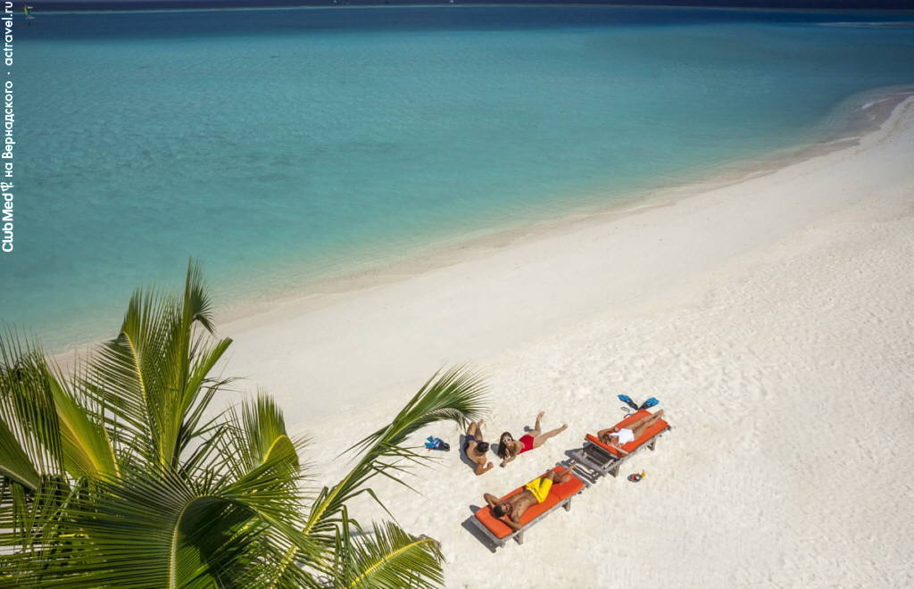 Пляж острока Канифинолу, атолл Северный Мале, Мальдивы