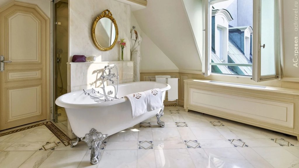 Ванная комната в номере La Parisienne парижского отеля Le Meurice