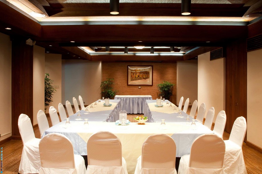 Столы, накрытые для банкета в отеле  Palau Pacific Resort