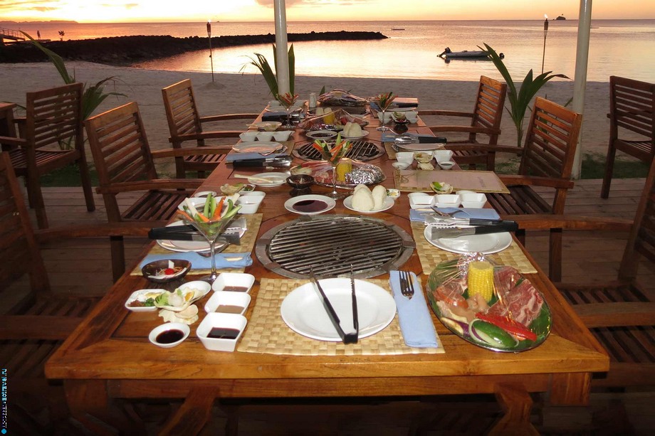 Барбекю-вечеринка на пляже в отеле  Palau Pacific Resort