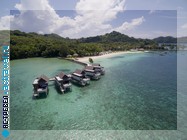 Вид на водные бунгало в отеле Palau Pacific Resort с высоты птичьего полета