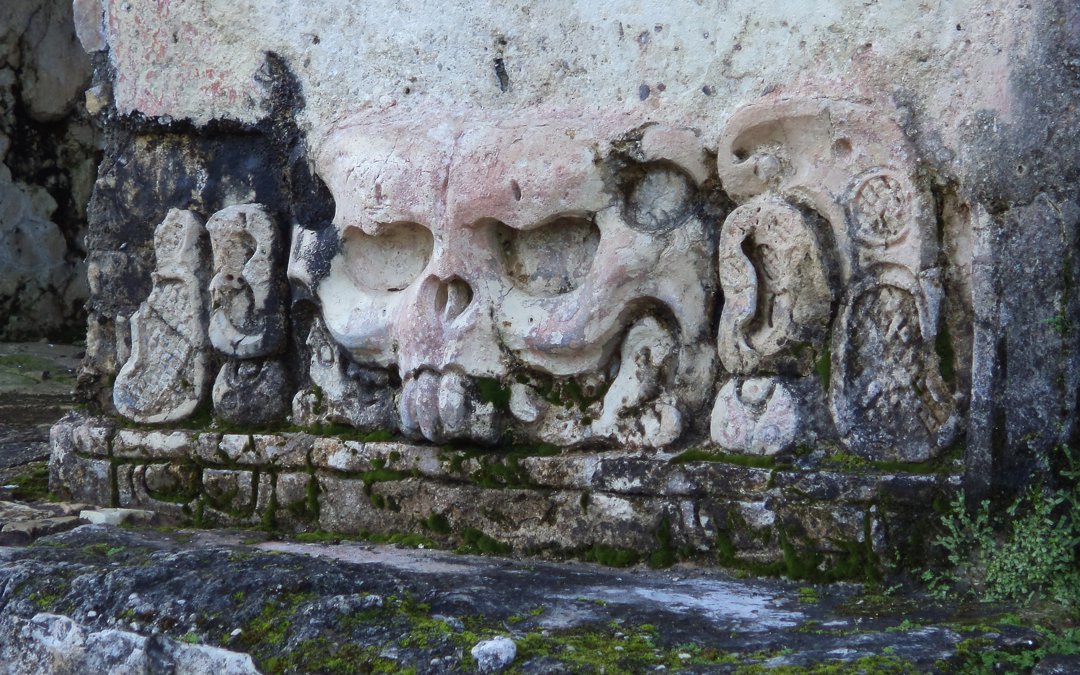Паленке, каменная резьба «Храма черепов»