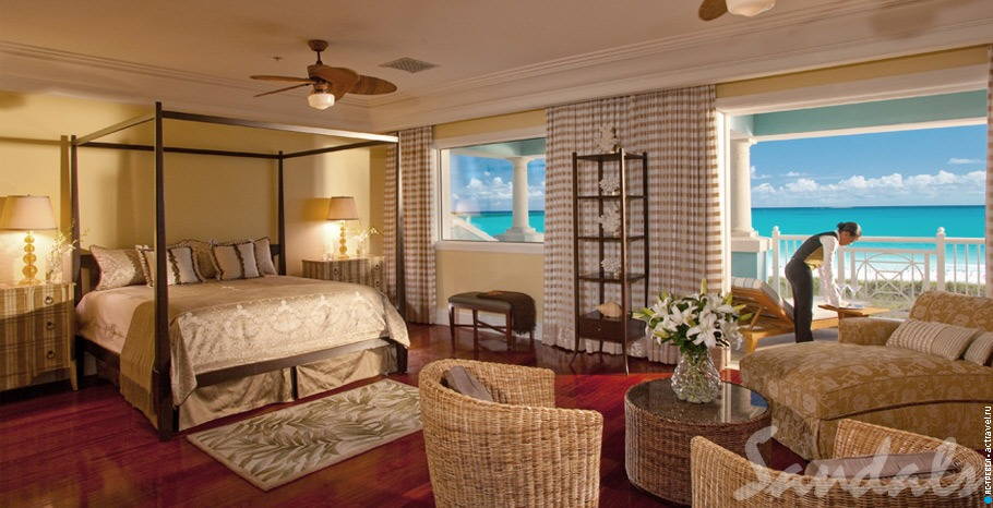 Номер Royal Estate Beachfront Two Story One Bedroom Butler Villa Suite with Pool в отеле Sandals Emerald Bay