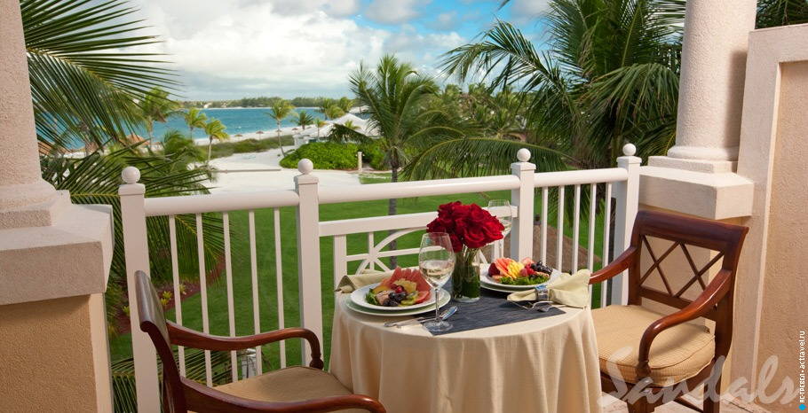 Номер Beach House Honeymoon Oceanview Club Level Junior Suite в отеле Sandals Emerald Bay