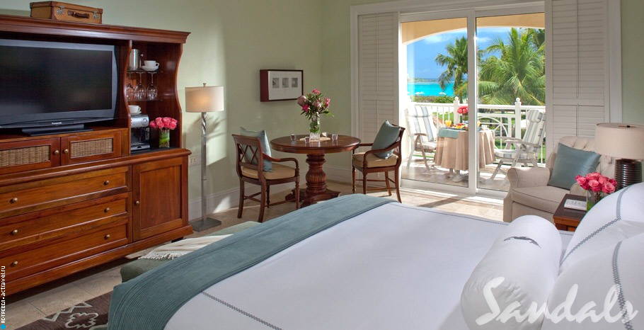 Номер Beach House Oceanview Grande Luxe Club Level Room в отеле Sandals Emerald Bay