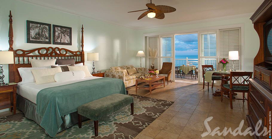 Номер Beachfront Honeymoon Butler Villa Suite в отеле Sandals Emerald Bay