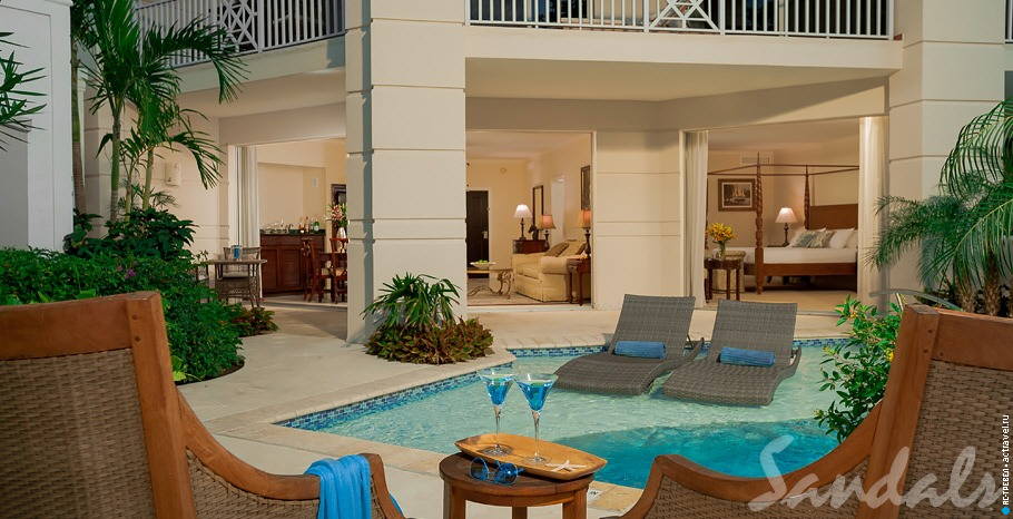 Номер Windsor Honeymoon Hideaway Swim Up Crystal Lagoon Zen One Bedroom Butler Suite в отеле Sandals Royal Bahamian