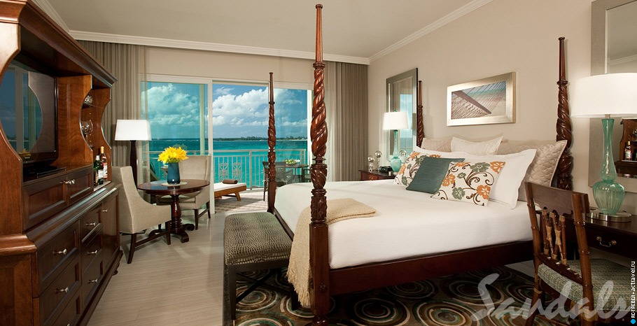 Номер Balmoral Beachfront Club Level Room в отеле Sandals Royal Bahamian