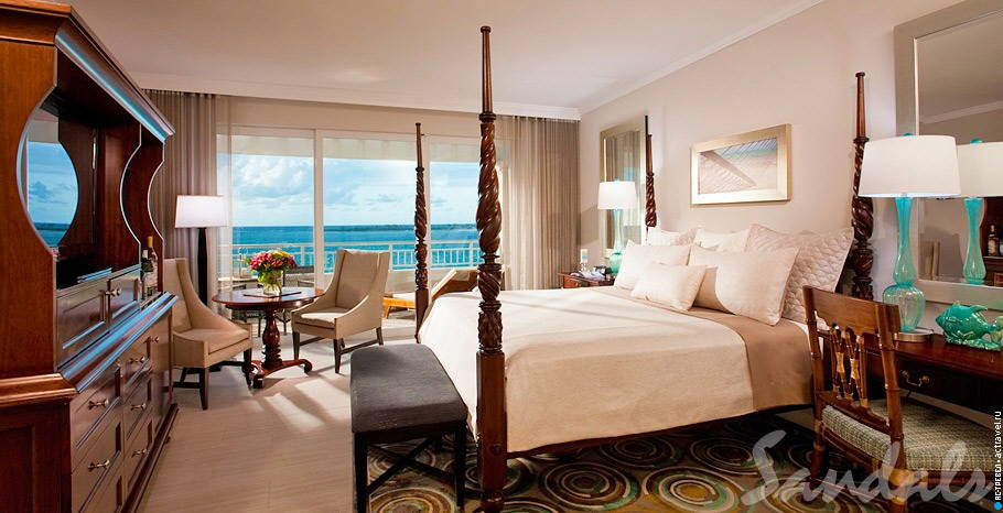 Номер Balmoral Honeymoon Beachfront Butler Suite в отеле Sandals Royal Bahamian