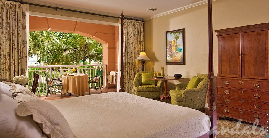 Номер Windsor Honeymoon Club Level Oversized Junior Suite в отеле Sandals Royal Bahamian