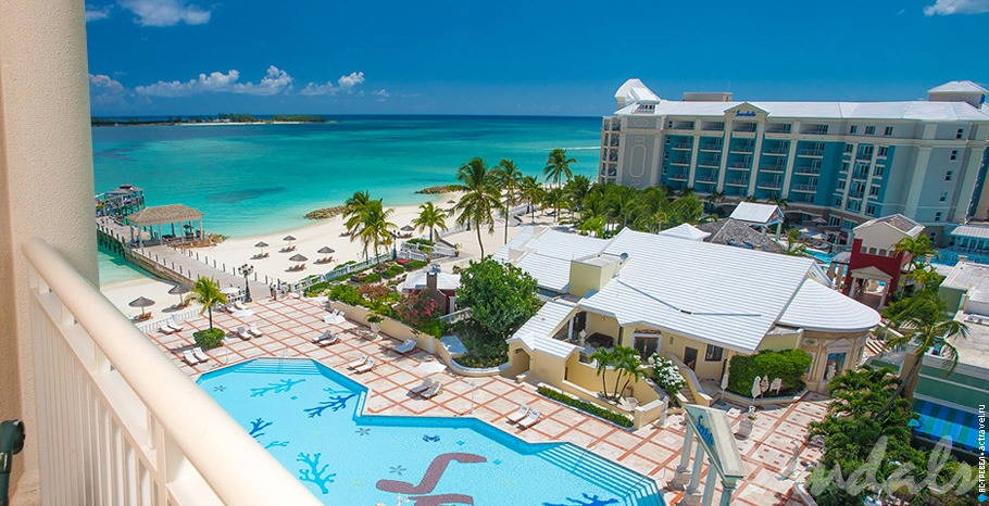 Номер Windsor Honeymoon Oceanview Club Level Suite в отеле Sandals Royal Bahamian