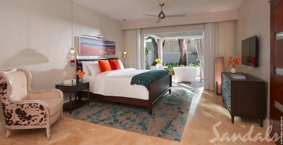Номер Royal English Club Level Junior Villa Suite with Outdoor Tranquility Soaking Tub в отеле Sandals Royal Bahamian