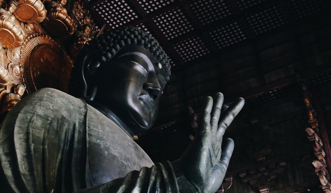 Буддийский храм Тодай-дзи, Нара, Япония и гигантская статуя Будды