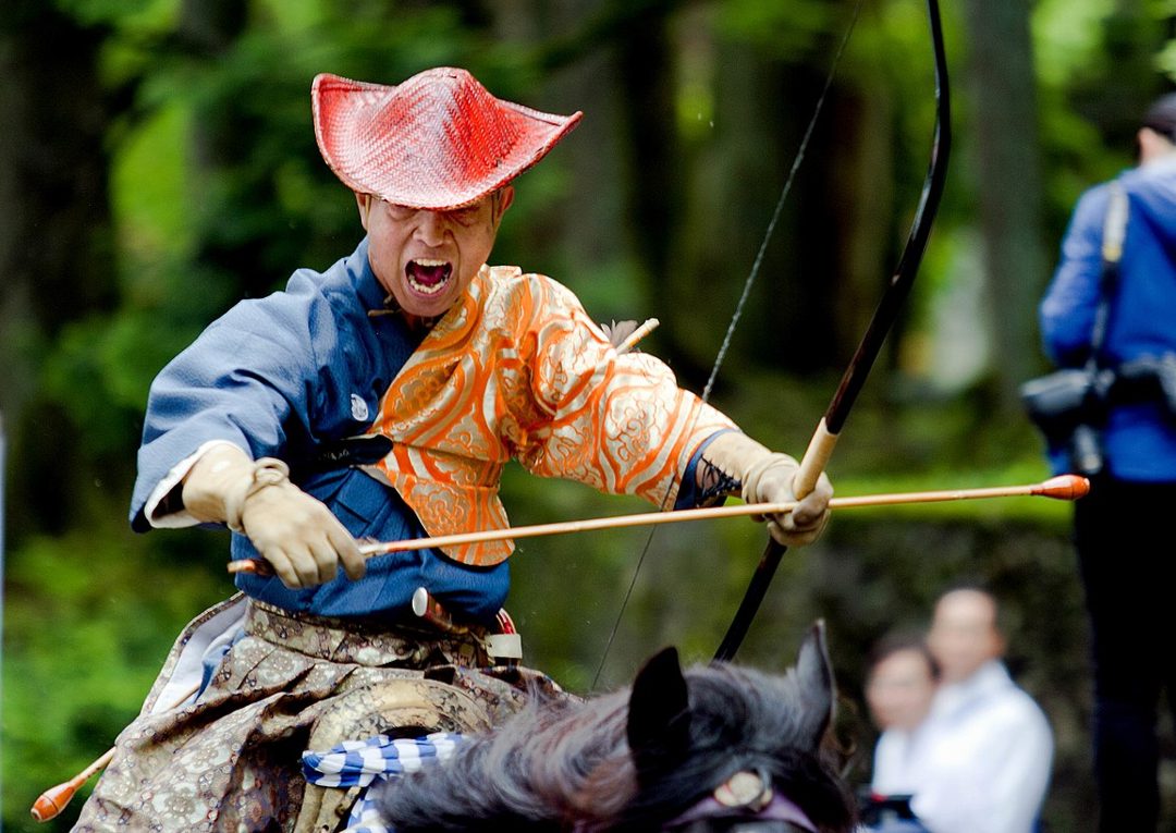 Праздник в Тосёгу. Конные лучники готовятся к состязанию ябусамэ (поражению цели на полном скаку)
